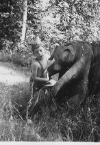 Välillä piti vähän leikkiä kovaa inkkaria ja painia karhun kanssa.