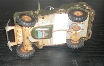 Jeep  Kardaani irti taka-akselista, ei moottorijarrutusta. Kivempileikkiä.